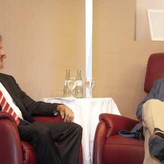 Landtagsabgeordnete Ralf Holzschuher (SPD) im Gespräch mit dem Brandenburger Ministerpräsident Manfred Stolpe (a.D./SPD). Foto aus dem Jahr 2011