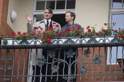 Burgschauspieler Oliver Masucci in seiner Filmrolle als „Adolf Hitler“