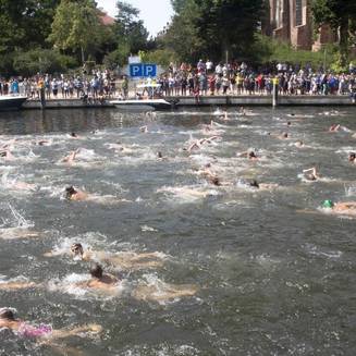 Brueckenschwimmen 25
