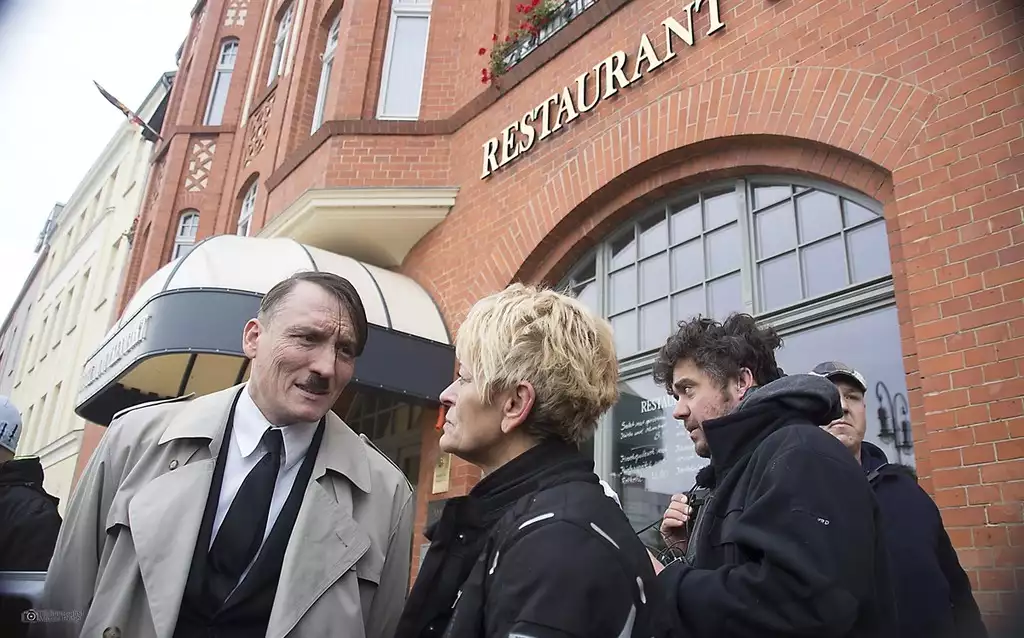 Burgschauspieler Oliver Masucci im Gespräch mit dem Ordnungsamt der Stadt Brandenburg an der Havel