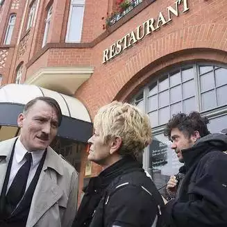 Burgschauspieler Oliver Masucci im Gespräch mit dem Ordnungsamt der Stadt Brandenburg an der Havel