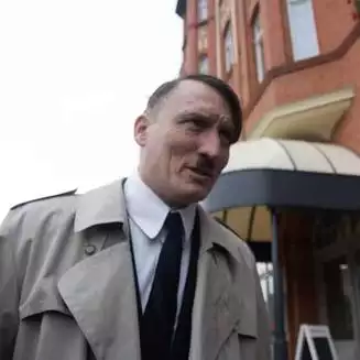 Adolf Hitler wird von Burgschauspieler Oliver Masucci verkörpert