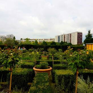 Garten mit Hecken und Pflanzenbeeten