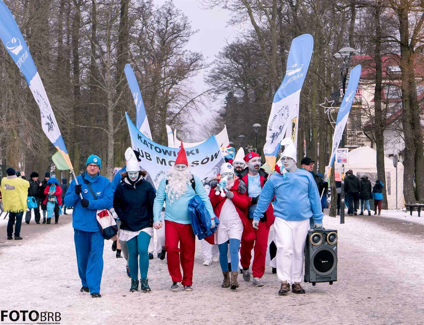 Eisbader im Umzug durch den Ort zum Starnd.
