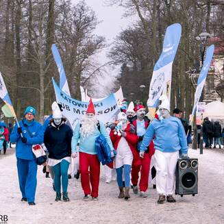 Eisbader im Umzug durch den Ort zum Starnd.