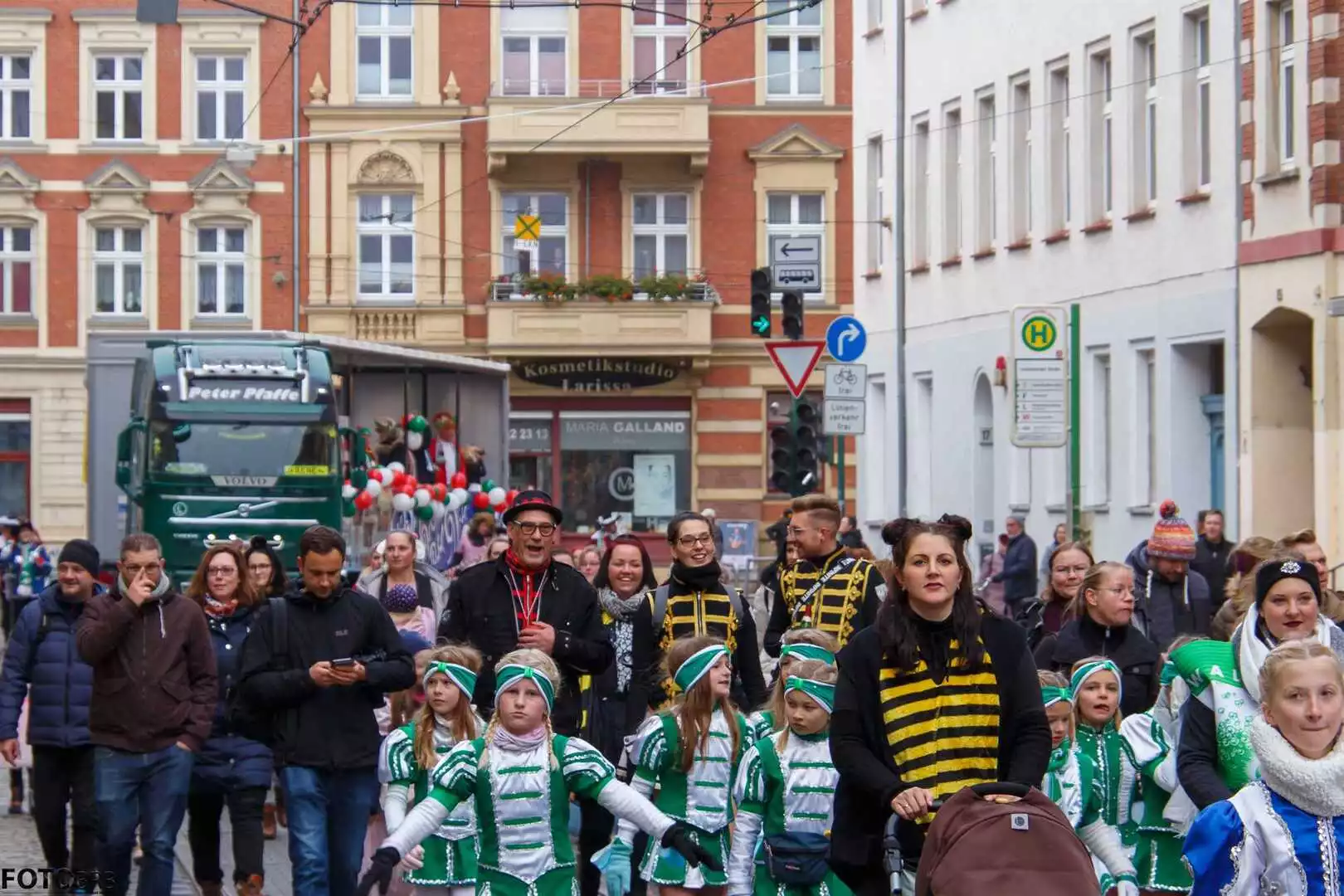 Umzug der Narren durch die Luckenberger Straße von Brandenburg an der Havel