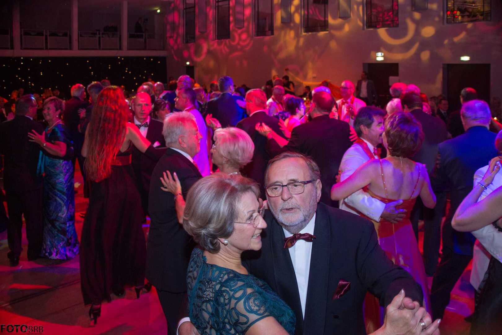 Tanzende Menschen in festlicher Atmosphäre.
