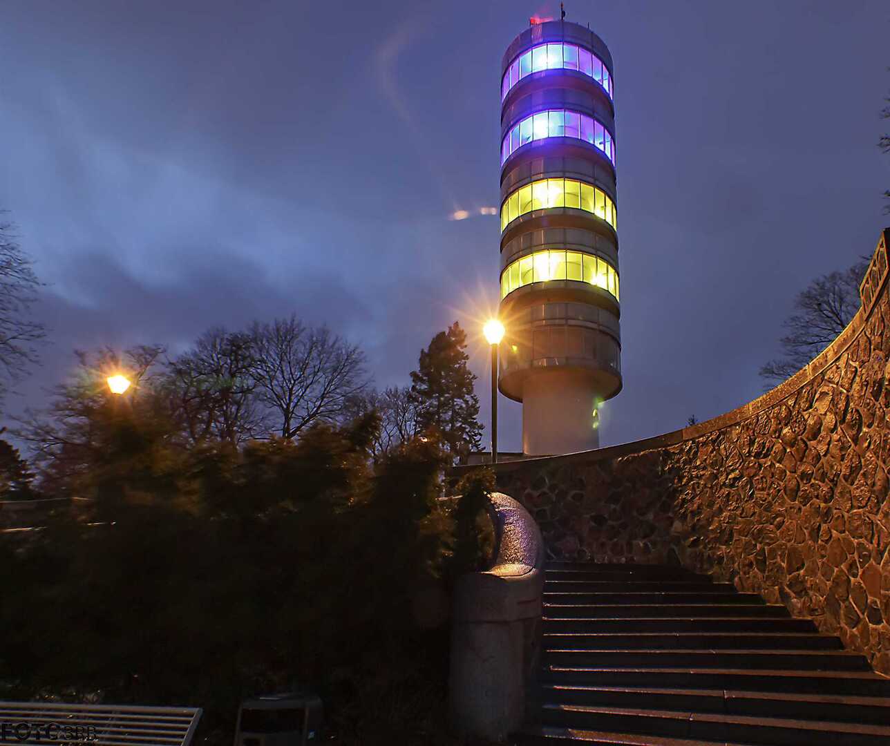 Solidarität mit der Ukraine: Die „Friedenwarte“ auf dem Marienberg der Havelstadt zeigte die nationalen Farben der Ukraine.