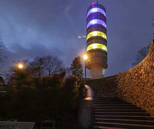 Solidarität mit der Ukraine: Die „Friedenwarte“ auf dem Marienberg der Havelstadt zeigte die nationalen Farben der Ukraine.