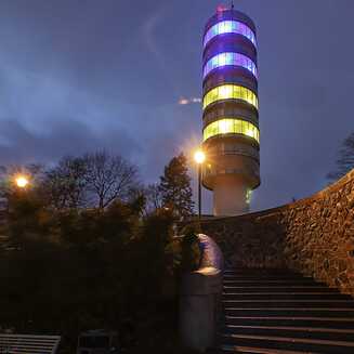 Solidarität mit der Ukraine: Die „Friedenwarte“ auf dem Marienberg der Havelstadt zeigte die nationalen Farben der Ukraine.