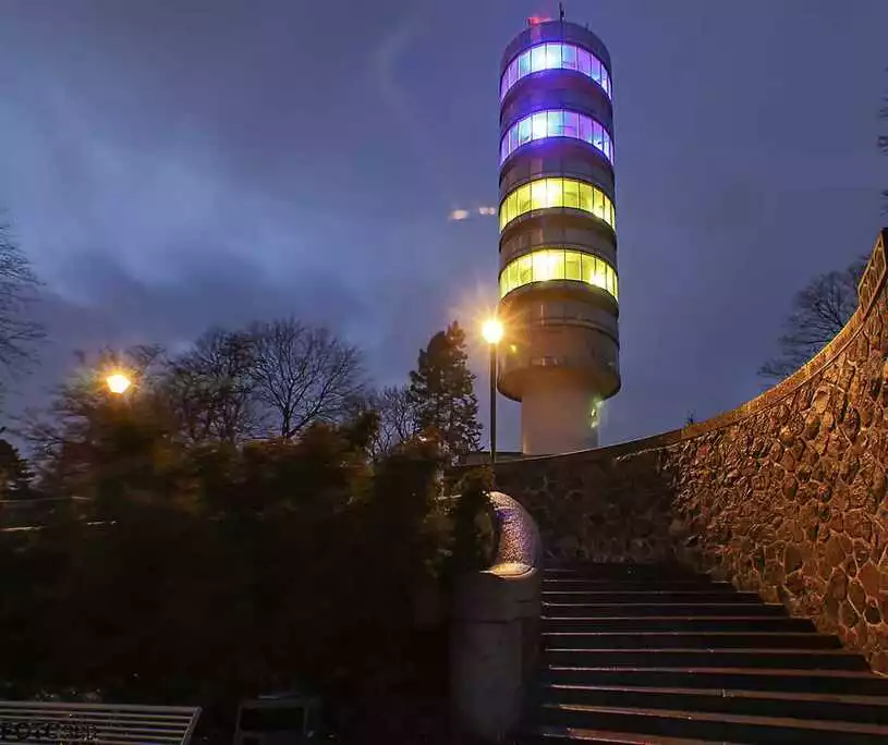 Solidarität mit der Ukraine: Die „Friedenwarte“ auf dem Marienberg der Havelstadt zeigte die nationalen Farben der Ukraine.