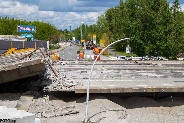 Brücke „20.Brücke „20. Jahrestag“ in Brandenburg an der Havel nach ihrer erfolgreichen Sprengung. Jahrestag“ in Brandenburg an der Havel nach ihrer erfolgreichen Sprenung.