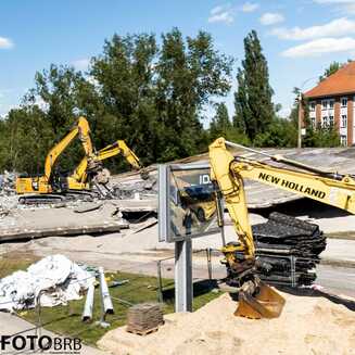 Kurz darauf wurde mit den Abrissarbeiten begonnen, um die marode Brücke „20. Jahrestag“ zu beseitigen.