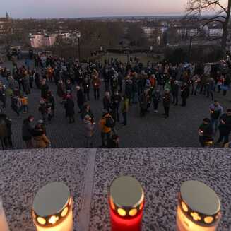Ukraine: Weit über 100 Bürger mahnten für Frieden - Fotobrb: Faszination Fotografie aus Brandenburg an der Havel Mahnwache an der Brandenburger „Friedenswarte“