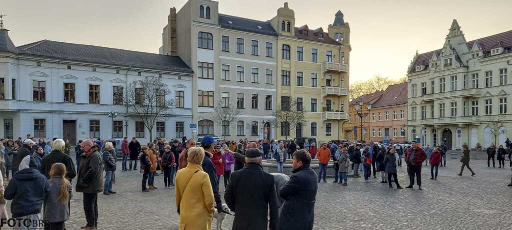 Brandenburgs Oberbürgermeister Steffen Scheller erinnerte erneut an die große Hilfsbereitschaft verschiedener Gruppen seiner Stadt.