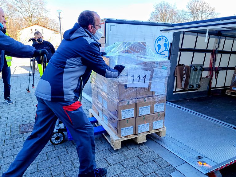 Sortieren und Verladen der Hilfsmittel fürs ukrainische Odessa. Foto: Stadt Brandenburg