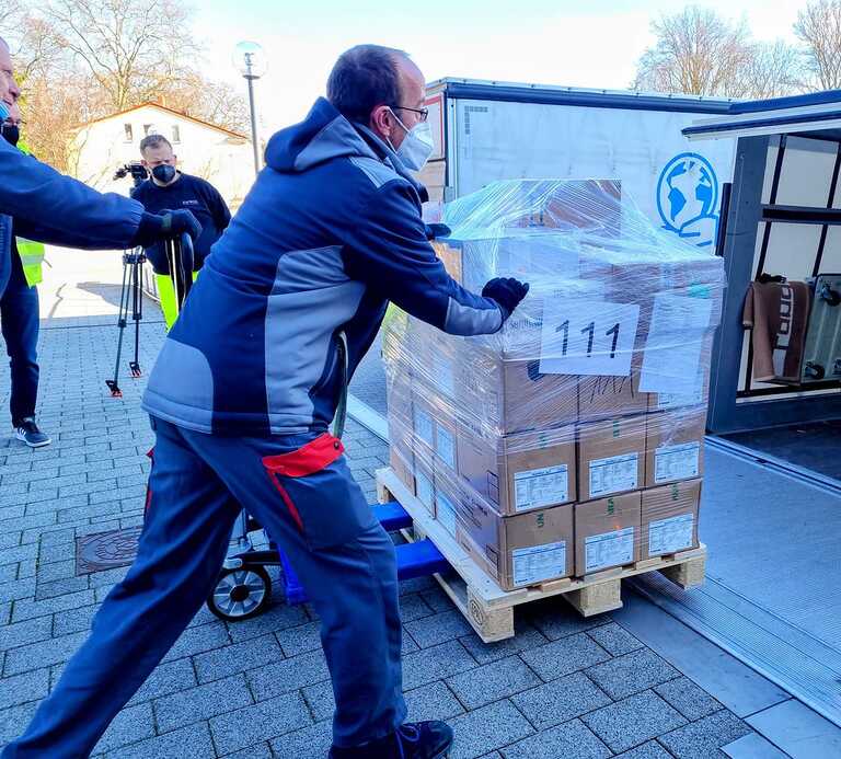 Sortieren und Verladen der Hilfsmittel fürs ukrainische Odessa. Foto: Stadt Brandenburg