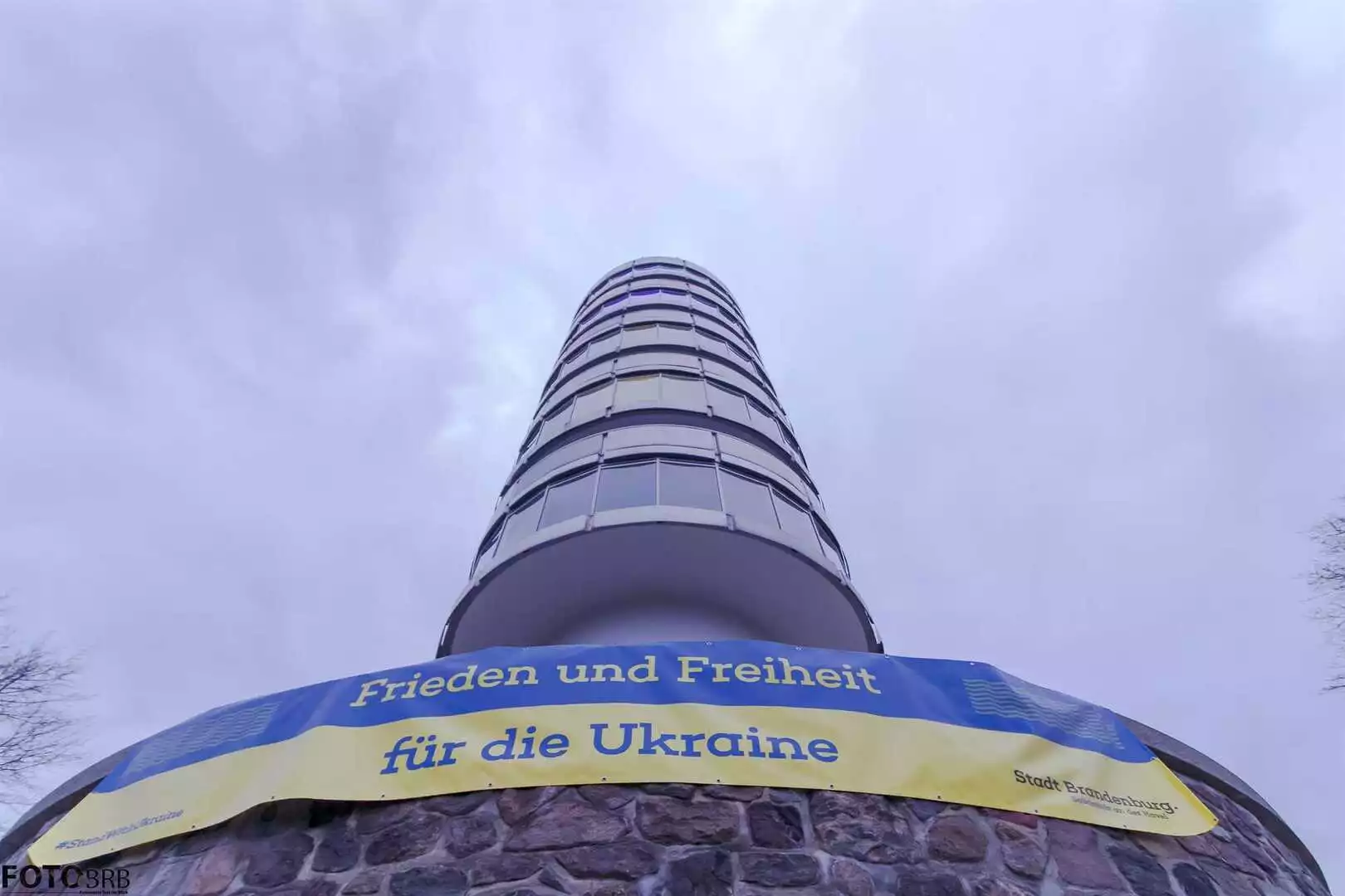 Frieden und Freiheit für die Ukraine, zeigt ein Plakat an der Friedenswarte von Brandenburg an der Havel