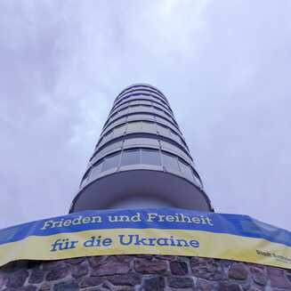 Frieden und Freiheit für die Ukraine, zeigt ein Plakat an der Friedenswarte von Brandenburg an der Havel