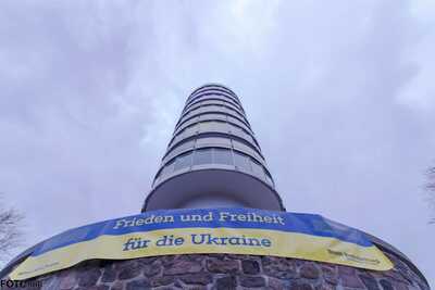 Frieden und Freiheit für die Ukraine, zeigt ein Plakat an der Friedenswarte von Brandenburg an der Havel
