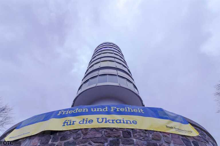 Frieden und Freiheit für die Ukraine, zeigt ein Plakat an der Friedenswarte von Brandenburg an der Havel