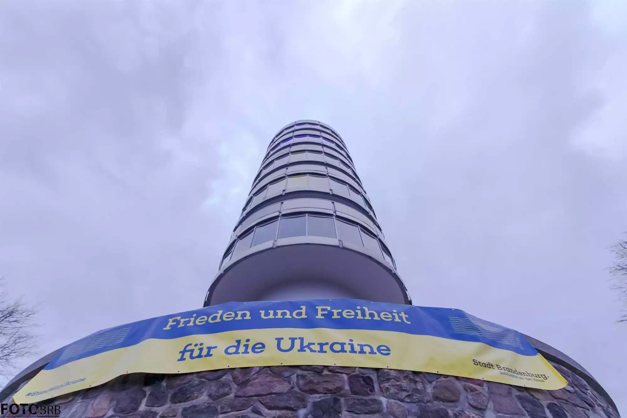 Frieden und Freiheit für die Ukraine, zeigt ein Plakat an der Friedenswarte von Brandenburg an der Havel