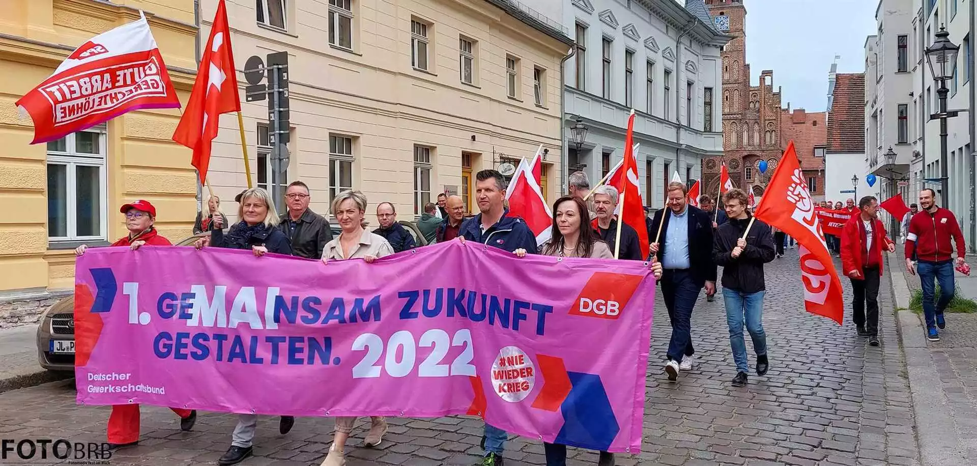 1. Mai-Kundgebung in Richtung Hautstraße