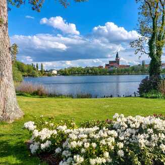 Heilbad Waren (Müritz): Garantiert ein Ort der Erholung - Fotobrb: Faszination Fotografie aus Brandenburg an der Havel Blick über den Tiefwarensee zur Altstadt vom Heilbad Waren