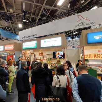 Fachsimpeln und Kosten in der Brandenburg-Halle 21a auf der Grüne Woche 2023