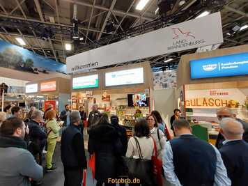 Fachsimpeln und Kosten in der Brandenburg-Halle 21a auf der Grüne Woche 2023