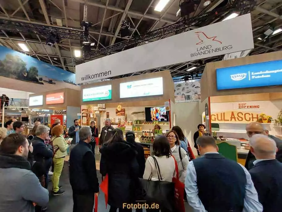 Fachsimpeln und Kosten in der Brandenburg-Halle 21a auf der Grüne Woche 2023