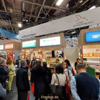 Fachsimpeln und Kosten in der Brandenburg-Halle 21a auf der Grüne Woche 2023