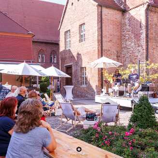 Cocktails, Musik und Sonne pur auf dem Hof des Restaurant Inspektorenhaus im Rahmen vom 22. Hoffest