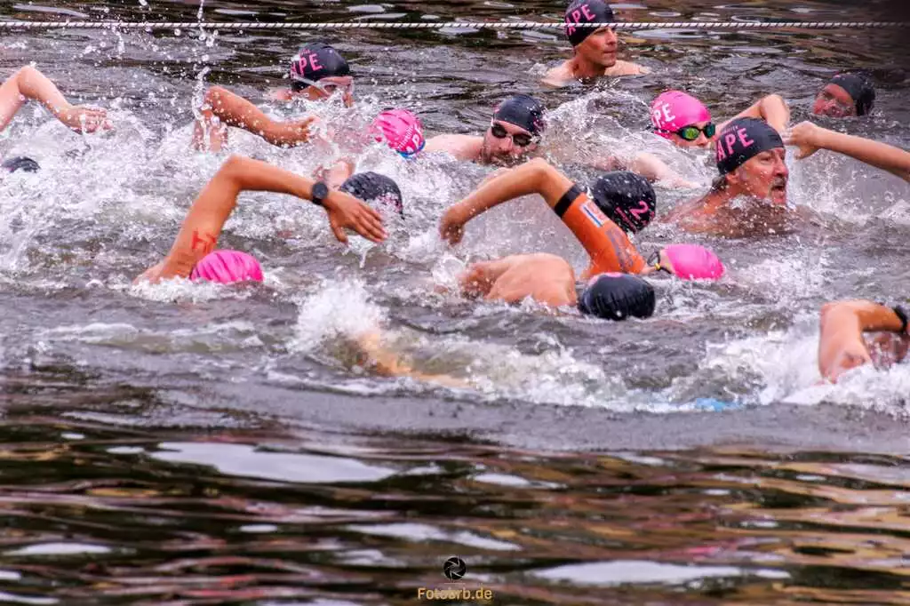 Brandenburger Brückenschwimmen mit 170 Teilnehmern