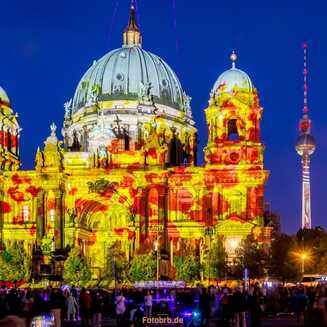 Berliner Dom beim 19. Festival of Lights in Berlin: „Cours of Life”