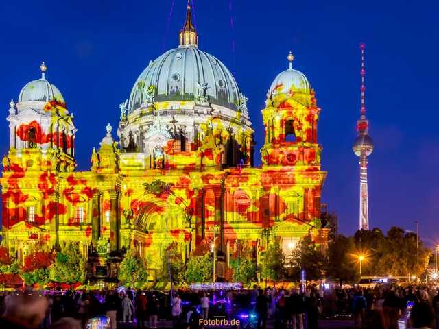 Berliner Dom beim 19. Festival of Lights in Berlin: „Cours of Life”