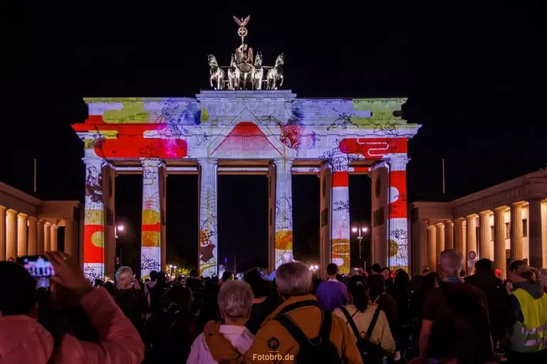 Brandenburger Tor bezaubernd erneut im besten Glanz