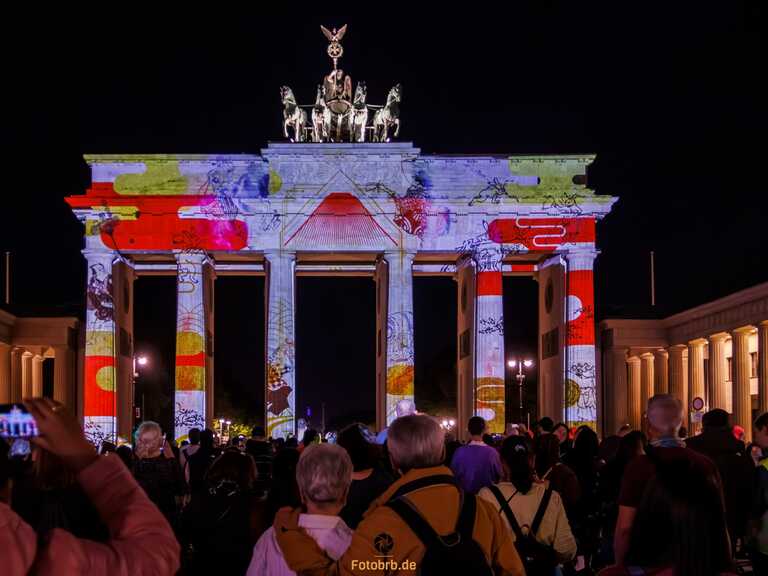 Brandenburger Tor bezaubernd erneut im besten Glanz