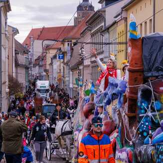 Narren-Zug zog durch die Hauptstraße