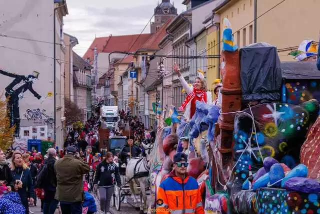 Narren-Zug zog durch die Hauptstraße