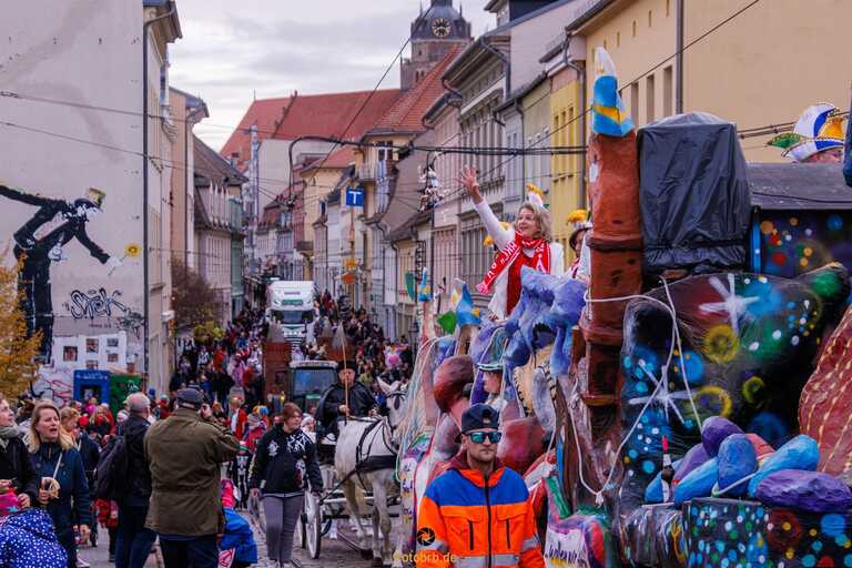Narren-Zug zog durch die Hauptstraße