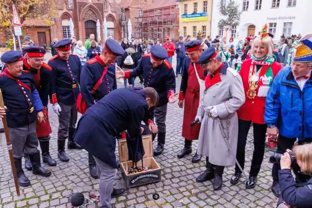 OB Scheller zahlte seine Auslöse für die Fußfesseln