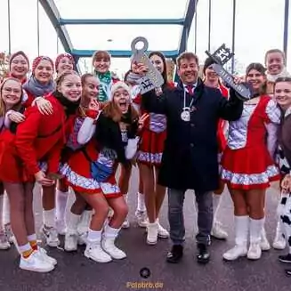 Narren der Roten Garde des BKC vereinnahmten OB Scheller