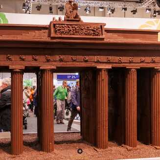 Nachhaltigkeit im Fokus: Grüne Woche 2024 in Berlin - Fotobrb: Faszination Fotografie aus Brandenburg an der Havel Das Brandenburger Tor wiegt 485 KG Schwer, 340 Arbeitsstunden wurden investiert, hat eine Größe von 145 x 160 x 70 cm zu 1:40, aus reiner Schokolade erstellt von Rausch Schokoladenhaus Berlin.