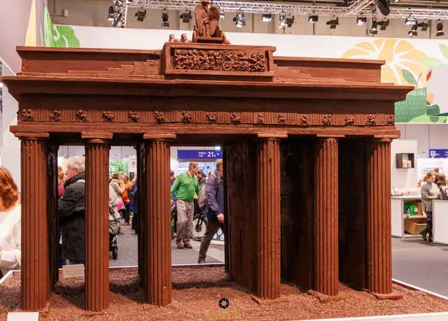 Das Brandenburger Tor wiegt 485 KG Schwer, 340 Arbeitsstunden wurden investiert, hat eine Größe von 145 x 160 x 70 cm zu 1:40, aus reiner Schokolade erstellt von Rausch Schokoladenhaus Berlin.