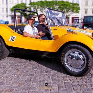 Rennlegende Tim Schrick im Volkswagen Karmann Buggy BJ 1971