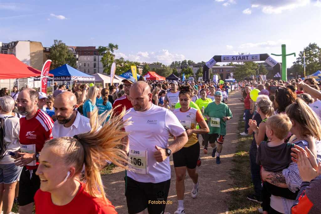 1.268 Läuferinnen und Läufer bildeten Viererteams (317 Staffeln)
