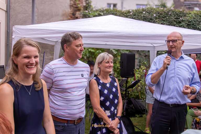 Ministerpräsident Dietmar Woidke zusammen mit Landtagsabgeordneten Udo Wernitz, Landtagsabgeordnete Britta Kornmesser und Bundestagsabgeordnete Sonja Eichwede.