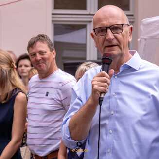 Ministerpräsident Dietmar Woidke zusammen mit Landtagsabgeordneten Udo Wernitz, Landtagsabgeordnete Britta Kornmesser und Bundestagsabgeordnete Sonja Eichwede.