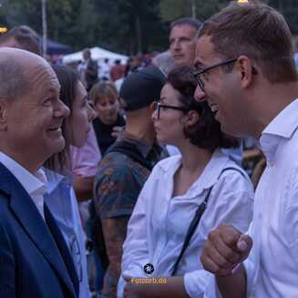 Bundeskanzler Olaf Scholz und Landtagsabgeordneter Erik Stohn